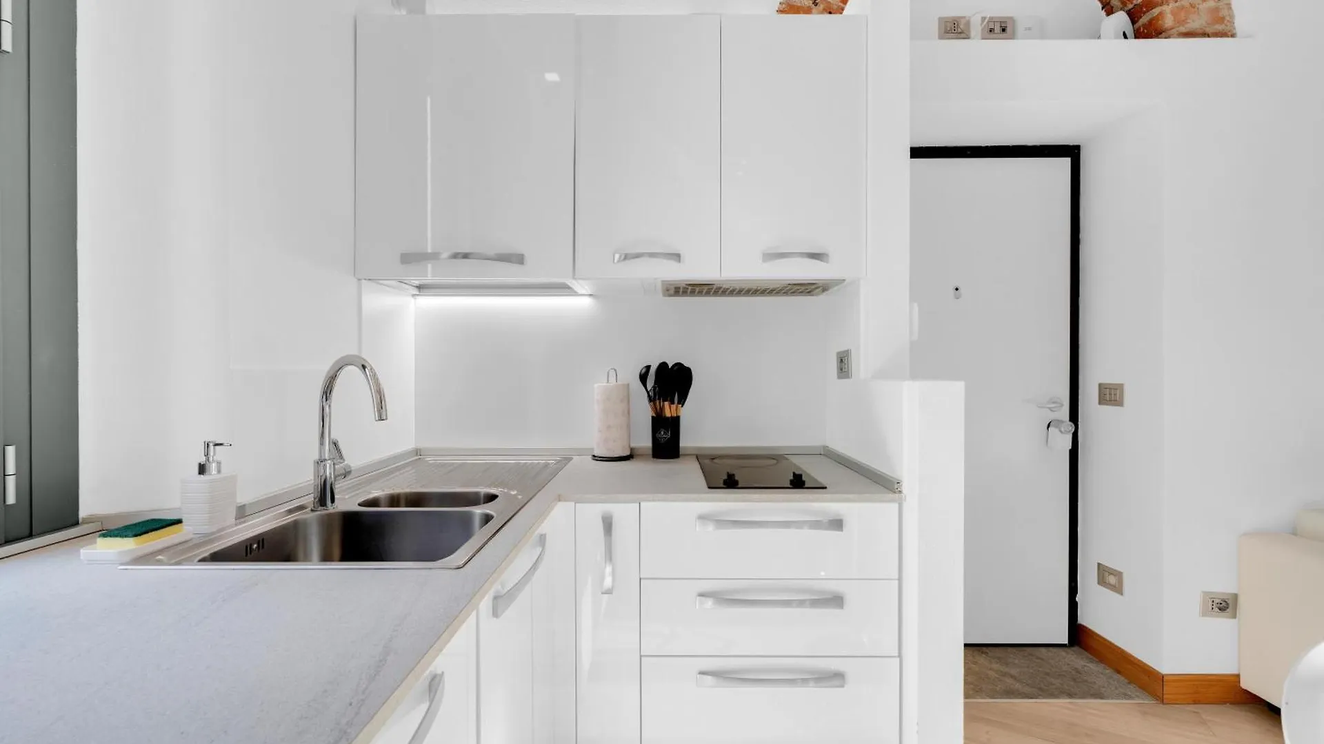 Navigli Modern Apartment In Design District Milan Italy